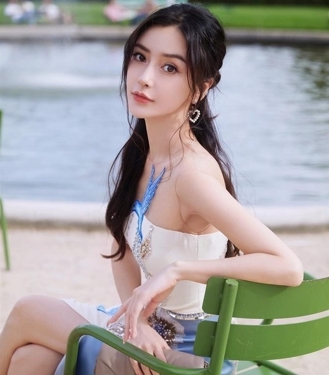 Ngày 24/11, tờ Ettoday đưa tin nữ diễn viên Angelababy lần đầu xuất hiện kể từ khi vướng bê bối. Thời gian qua, Angelababy hoàn toàn biến mất khỏi màn ảnh do dính líu đến vụ bê bối Crazy Horse ở Paris. Tài khoản Weibo của cô bị cấm, cho thấy dấu hiệu nữ diễn viên bị phong sát ngầm. Sức ảnh hưởng của cô trong ngành giải trí đã giảm đi rất nhiều. (Theo: Tiền Phong)