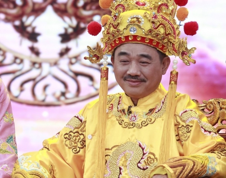 NSƯT Quốc Khánh sẽ đón danh hiệu Nghệ sĩ Nhân dân trong đợt xét tặng lần thứ 10, theo quyết định 724/QĐ-CTN do Chủ tịch nước ký ngày 22/6. NSƯT Quốc Khánh đã có một chặng đường dài, cống hiến cho sân khấu, truyền hình và điện ảnh. NSƯT Quốc Khánh sinh năm 1962 tại Hà Nội, là gương mặt nổi bật trong dàn nghệ sĩ đình đám của Lớp diễn viên khóa I của Nhà hát Kịch Việt Nam (1978-1982) cùng NSND Trung Anh, Trọng Trinh, Lan Hương "Bông", Việt Thắng,... Anh được phong tặng danh hiệu NSƯT năm 2012. (Nguồn: Tiền phong)