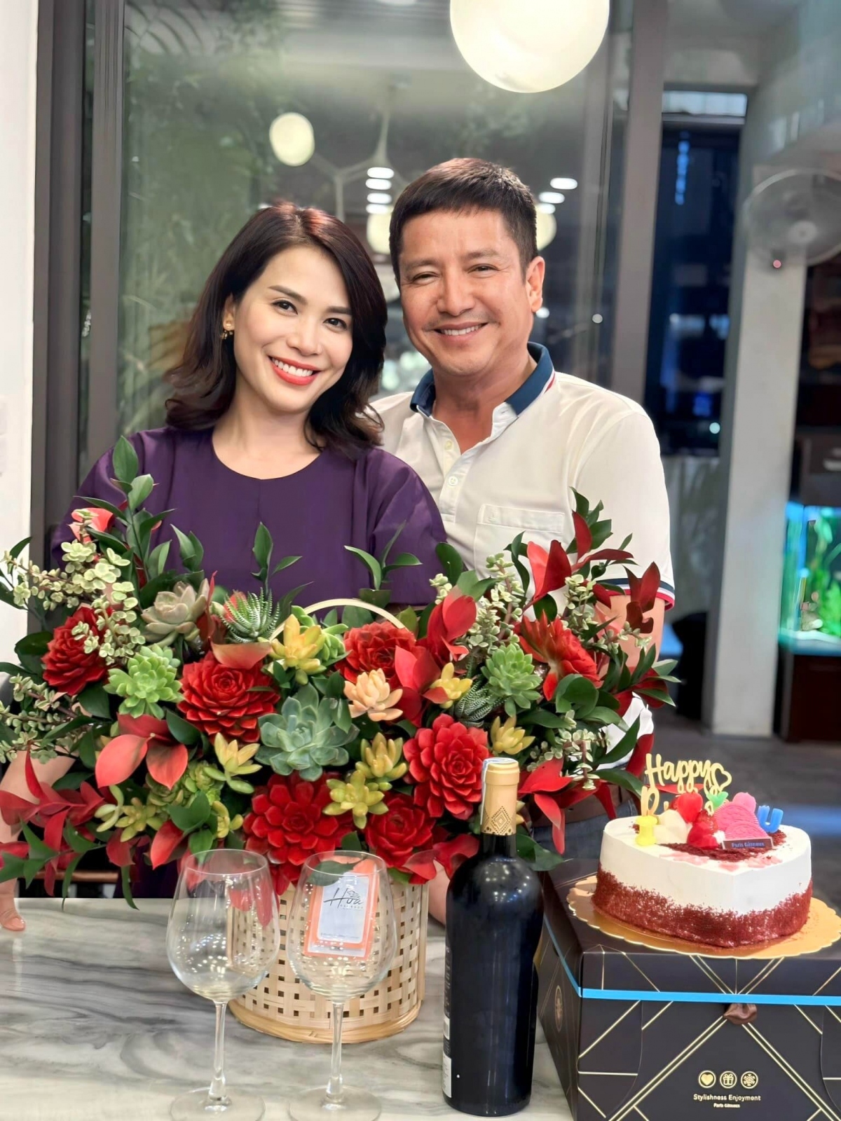 NSƯT Chí Trung hạnh phúc đón sinh nhật tuổi 62 bên bạn gái kém 18 tuổi. Sinh nhật của nam nghệ sĩ diễn ra đơn giản với sự hiện diện của bạn gái kèm lời chúc: "Chúc mừng sinh nhật anh, chúc anh thêm tuổi mới, thêm sức khoẻ, vui vẻ và luôn mang lại tiếng cười cho em nhé". Sau khi công khai tình yêu, Chí Trung được nhận xét ngày càng phong độ. (Nguồn: VTC News)
