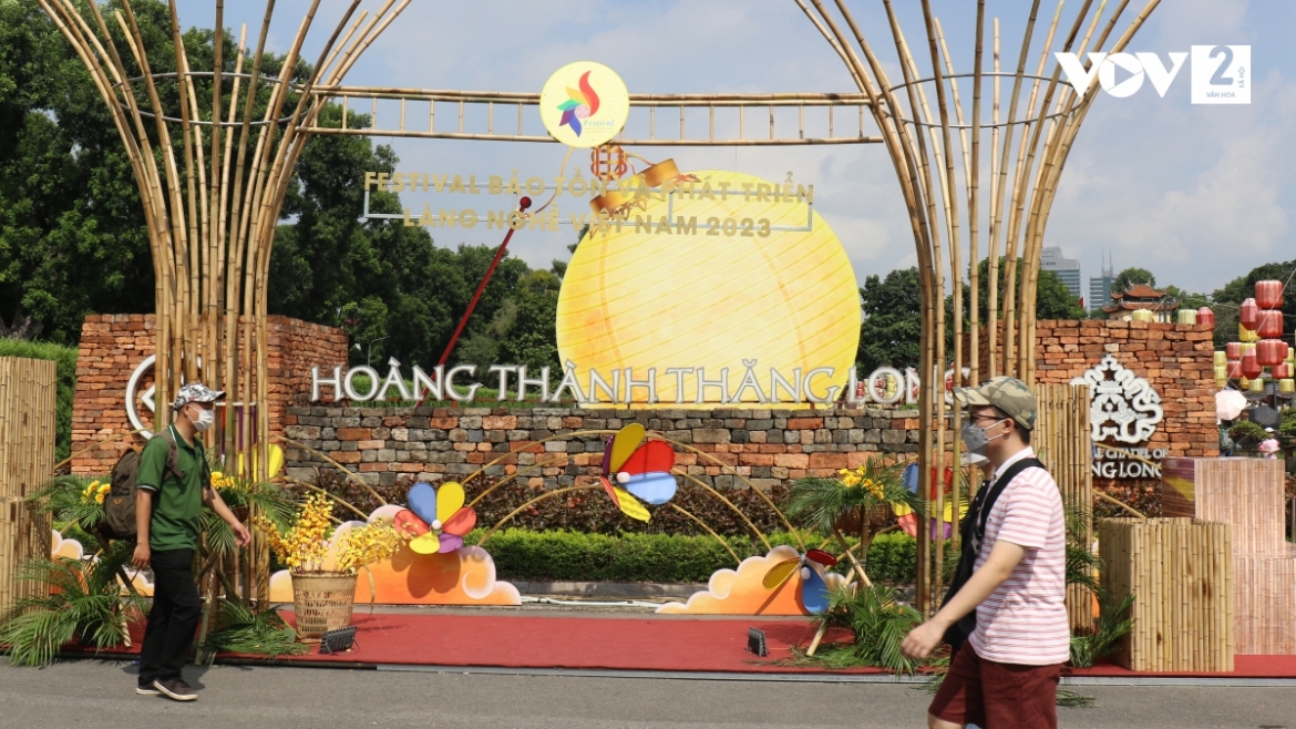 Cổng vào là khu vực check-in với thiết kế từ các nguyên liệu mây, tre, đan truyền thống.