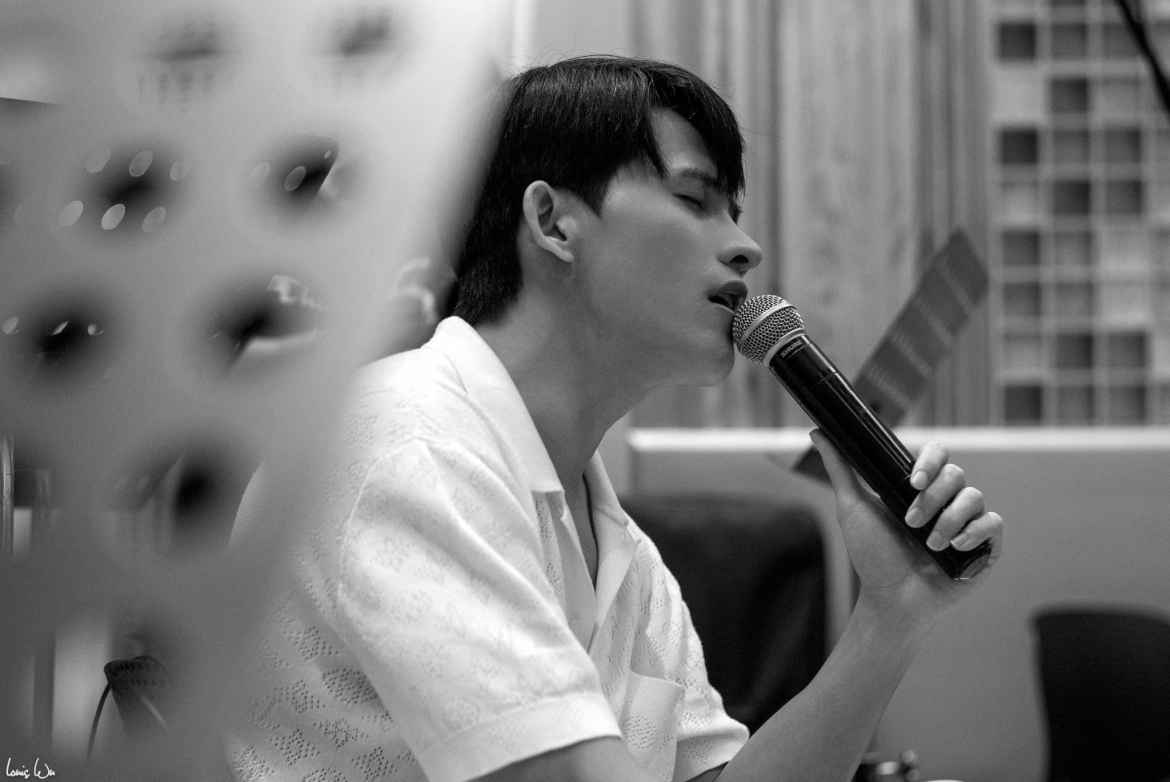 "Nhiều năm qua, tôi loay hoay vì lông bông, ham chơi, thiếu quyết liệt trong nghề. Tôi không ham bar bủng, tiệc tùng, chỉ thích du lịch hoặc họp mặt bạn bè. Giai đoạn loay hoay, tôi buồn, ít hoạt động, từng có thời gian qua Mỹ sống với bố cho đỡ tiêu cực. Cuối cùng, cơ duyên nghề vẫn níu tôi quay lại. Vì vậy, dẫu có muộn màng, tôi vẫn ở đây và vững vàng hơn, không gì khiến mình lung lay nữa" - Quốc Thiên tâm sự. (Nguồn: Thanh niên)