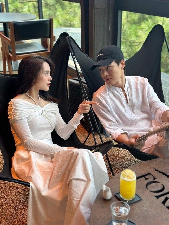 Mới đây, cư dân mạng phát hiện hành động "lạ" của nữ diễn viên Quỳnh Lương liên quan đến bạn trai thiếu gia. Theo đó, người đẹp sinh năm 1995 đã ẩn hết loạt video tình cảm với bạn trai Nguyễn Tiến Phát trên TikTok. Về phía thiếu gia Trà Vinh, anh vẫn giữ khoảnh khắc tình cảm với "nửa kia" trên mạng xã hội. Động thái này của Quỳnh Lương khiến cư dân mạng xôn xao cặp đôi rạn nứt chuyện tình cảm. Trước đó, cả hai cũng từng "5 lần 7 lượt" vướng tin đồn "đường ai nấy đi" vì những bài đăng buồn bã, đầy tâm trạng từ phía nữ diễn viên. (Nguồn: Dân Việt)