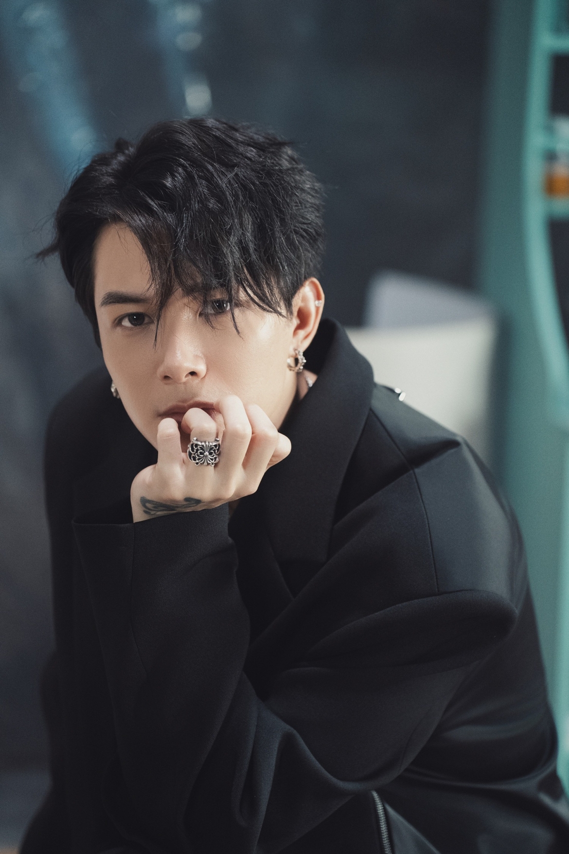 Một năm sau MV cưới, ca sĩ Anh Tú trở lại âm nhạc với MV "x2 sự yêu em" cùng E.P "3 sự khó chịu". Anh Tú cho hay sau đám cưới đã dành thời gian chuẩn bị, thực hiện để sản phẩm trở lại chỉn chu nhất. Anh tự thấy trưởng thành trong phim ảnh nhưng âm nhạc vẫn ở vị trí tân binh dù hoạt động nhiều năm. Vì vậy, nam ca sĩ muốn tập trung đẩy mạnh vai trò ca sĩ sau thời gian đầu tư nghề diễn. (Nguồn: Vietnamnet) 