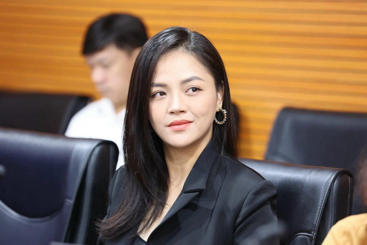 Diễn viên Thu Quỳnh đăng tải bài viết chia sẻ thái độ bức xúc trước những tin đồn thất thiệt về mình. Cụ thể, sau khi sao phim Về nhà đi con xác nhận chuyện mang bầu lần hai, một trang tin bất ngờ chia sẻ thông tin không đúng về danh tính bố đứa bé. Sự việc khiến Thu Quỳnh phải lên tiếng đính chính. “Đã có nhiều trang tin không chính thống đưa sai sự thật về câu chuyện của tôi. Việc này không chỉ ảnh hưởng đến tôi, gia đình mà còn gây ảnh hưởng không nhỏ tới cuộc sống của người vô tình bị lôi vào cuộc trước thông tin thất thiệt này", Thu Quỳnh chia sẻ. (Theo: Thanh Niên)