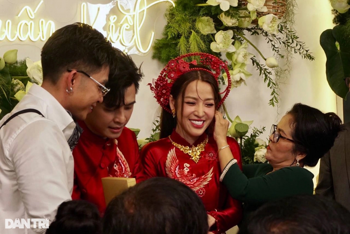 Sáng 16/11, lễ cưới của Puka và Gin Tuấn Kiệt diễn ra tại Đồng Tháp với sự tham dự của đông đảo nghệ sĩ. Không gian đám cưới của cặp đôi tại Đồng Tháp mang đậm phong cách miền Tây sông nước với việc đón dâu bằng sà lan, cổng chào trang trí bằng lá dừa, mâm quả với các món đặc sản của địa phương... Đặc biệt, cô dâu còn được nhà trai trao quà cưới gồm 20 cây vàng, 1 bộ trang sức vàng và 500 triệu đồng hiện kim.Bố mẹ cô dâu tặng quà hồi môn cho con gái gồm 500 triệu đồng và một vòng cổ bằng vàng. (Nguồn: Dân trí)