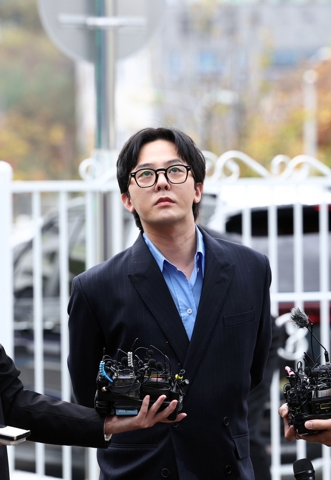 Ngày 27/11, Korea Herald cho biết đại diện cảnh sát khẳng định rắc rối của G-Dragon (tên thật Kwon Ji Yong) với vụ bê bối ma túy vẫn chưa kết thúc. Trong cuộc họp báo, khi được hỏi liệu có khả năng G-Dragon vẫn bị truy tố hay không, đại diện cảnh sát nói đã bỏ ngỏ khả năng này. “Cho đến khi đạt được kết luận cuối cùng, mọi khả năng đều bỏ ngỏ. Mặc dù anh ta đã có kết quả xét nghiệm âm tính với ma túy, vẫn còn nhiều điều chúng ta cần điều tra”, đại diện cảnh sát cho biết. (Theo: Tiền Phong)