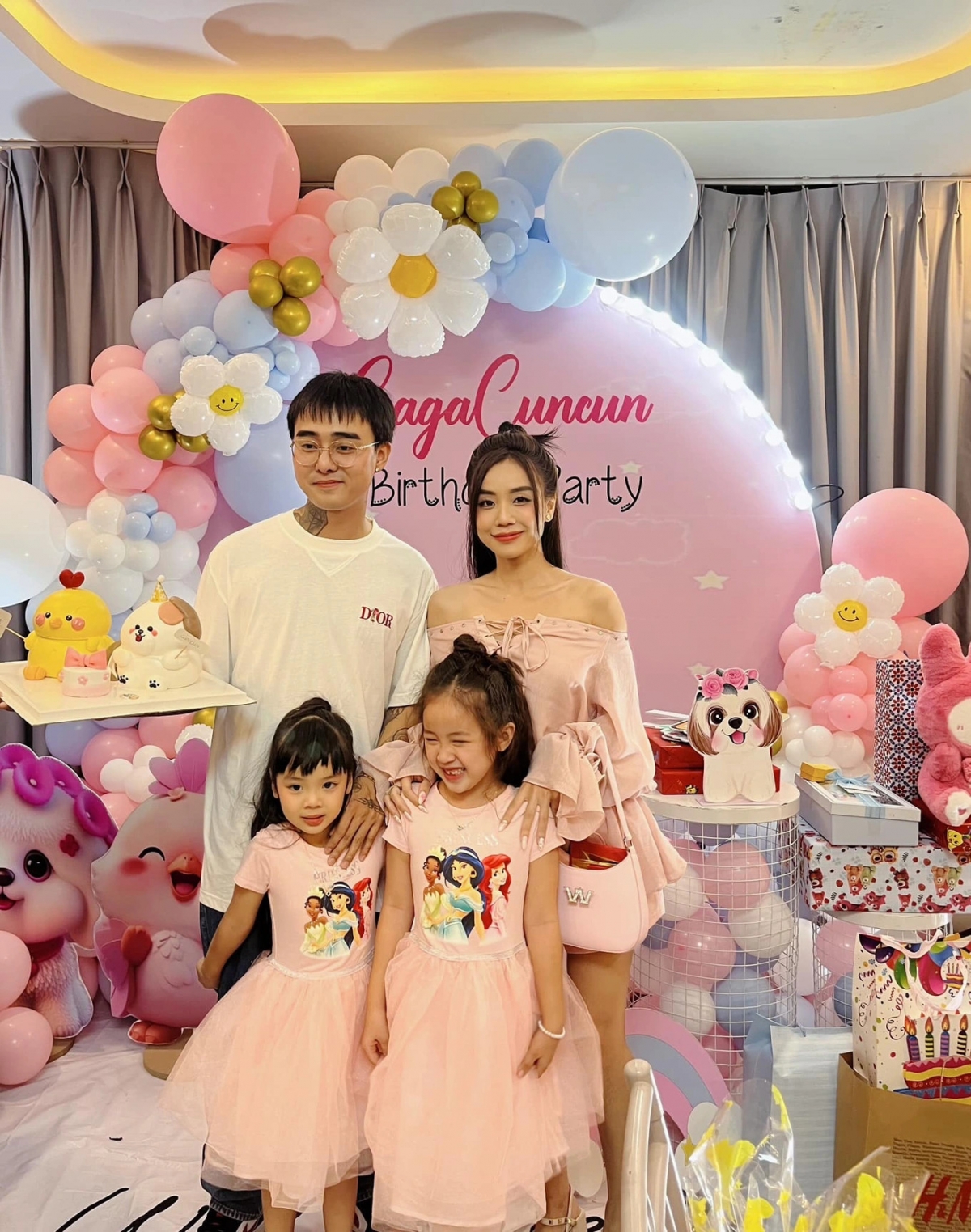 Thời gian qua, vợ cũ Hoài Lâm và Đạt G liên tiếp vướng nghi vấn tái hợp khi thường xuyên xuất hiện cùng nhau tại các sự kiện giải trí và dành cho nhau những cử chỉ tình cảm. Phản hồi với truyền thông ở thời điểm đó, Đạt G tiết lộ bản thân đang trong quá trình "hồi phục tình yêu". Tuy nhiên, anh chưa muốn chia sẻ cụ thể và khẳng định khi nào bản thân cảm thấy đủ thoải mái sẽ thông báo với mọi người. (Nguồn: Dân trí)