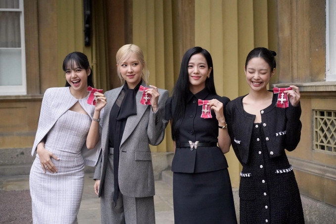 Bốn thành viên nhóm nhạc Hàn Blackpink nhận huân chương danh dự từ Vua Charles III. Blackpink được trao huân chương theo khuyến nghị của chính phủ Vương quốc Anh, vì những đóng góp của họ trong việc truyền thông điệp bảo vệ môi trường, cảnh báo biến đổi khí hậu. Ở buổi lễ, đoàn quân nhạc chơi bài Ddu-du Ddu-du của Blackpink, trước sân cung điện. (Nguồn: VnExpress)