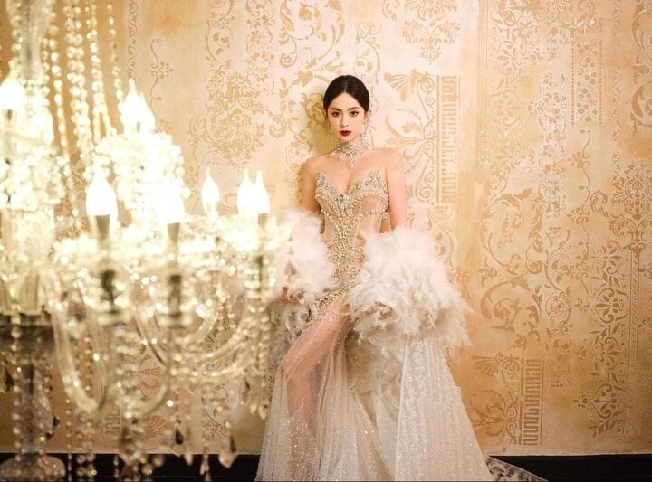 Cổ Lực Na Trát vừa dự sự kiện thời trang do tạp chí Vouge tổ chức. Cô diện váy đuôi cá xuyên thấu được đính kết công phu phối giữa ngọc trai và đá cùng với phần choàng lông tà dài của NTK Phạm Đăng Anh Thư. (Theo: VTC News)