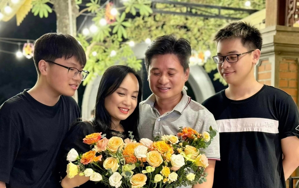 Nghệ sĩ Thu Huyền và Tấn Minh kỷ niệm 19 năm ngày cưới. Nữ nghệ sĩ chia sẻ: "Có những khoảnh khắc sẽ làm thay đổi hoàn toàn cuộc đời mình. Có những việc tưởng như mới hôm qua mà đã 19 năm. 19 năm là quãng đường cũng tương đối rồi mình nhỉ, em chỉ thấy "được" thôi".