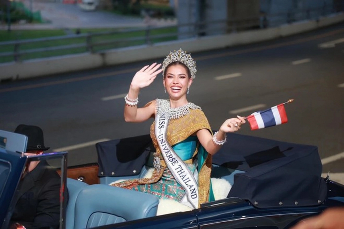 Giành ngôi vị Á hậu 1 đầy tiếc nuối tại cuộc thi Hoa hậu Hoàn vũ 2023, người đẹp Anntonia Porsild vẫn là "nữ thần" trong lòng người hâm mộ Thái Lan. Hàng nghìn người đã đón Anntonia Porsild về nước. Xuất hiện trước công chúng, Anntonia mặc bộ trang phục dân tộc tông màu vàng - xanh, đội vương miện Hoa hậu Hoàn vũ Thái Lan 2023. Hàng nghìn người đã có mặt tại sân bay để đón Anntonia Porsild.
Người hâm mộ bày tỏ sự tự hào với thành tích của mỹ nhân Thái Lan. Với họ, Anntonia Porsild mới là người xứng đáng với vương miện Hoa hậu Hoàn vũ 2023. (Nguồn: Dân trí)