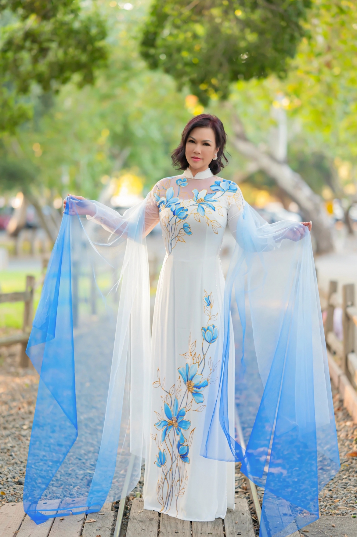 Dù sinh sống và làm việc ở Mỹ song giọng ca Nụ cười anh còn mãi vẫn dành tình yêu cho những giá trị truyền thống. Mặc trên mình chiếc áo dài, vợ cố nghệ sĩ Chí Tài khiến nhiều người trầm trồ bởi nhan sắc trẻ trung, vóc dáng thon gọn.