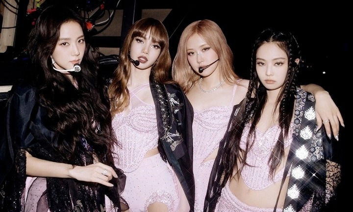 Ngày 20/11, tờ Munhwa Ilbo đưa tin BlackPink đồng ý duy trì hợp đồng hoạt động nhóm với YG Entertainment. Tuy nhiên, các thành viên chưa đồng ý ký hợp đồng cá nhân với công ty này. (Theo: VTC News)