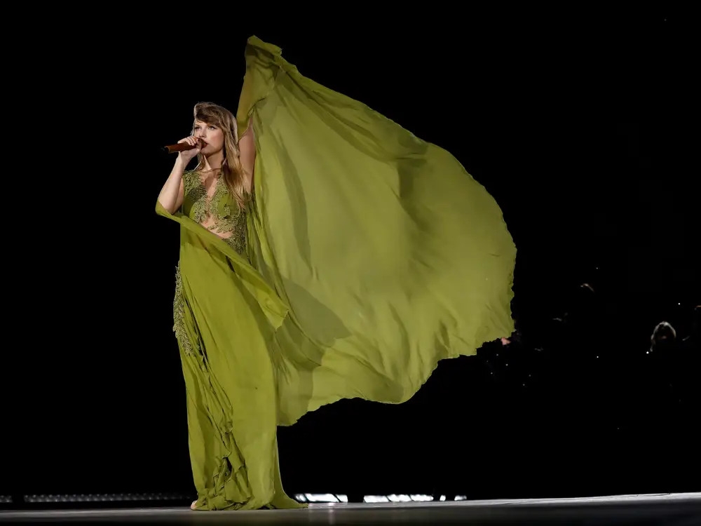 Taylor Swift như hóa thân thành một nàng tiên trong rừng. Phong cách nhẹ nhàng và bồng bềnh là sự lựa chọn hoàn hảo nhất cho "Folklore".