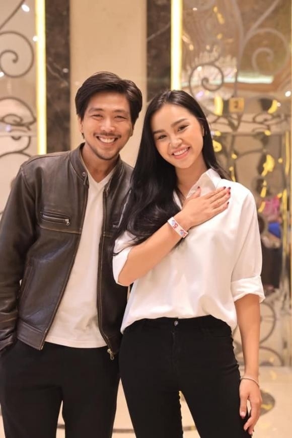 Lê Thu Trang - Quán quân The New Mentor 2023 sẵn sàng gạt bỏ những đại gia theo đuổi mình để gắn bó, đồng hành cùng Quang Sơn – nam diễn viên, người mẫu đang chiến chiến đấu với căn bệnh ung thư tuyến giáp di căn. Về phía Quang Sơn, anh ấn tượng Thu Trang bởi cô là tuýp phụ nữ của gia đình. “Đó là mẫu người tôi luôn tìm kiếm. Tôi thích cảm giác đi làm về có người chờ cơm. Tôi thấy ở Trang những điều mà mình cần. Tôi quyết định tiến tới với cô ấy”, Quang Sơn nói. (Theo: Tiền Phong)