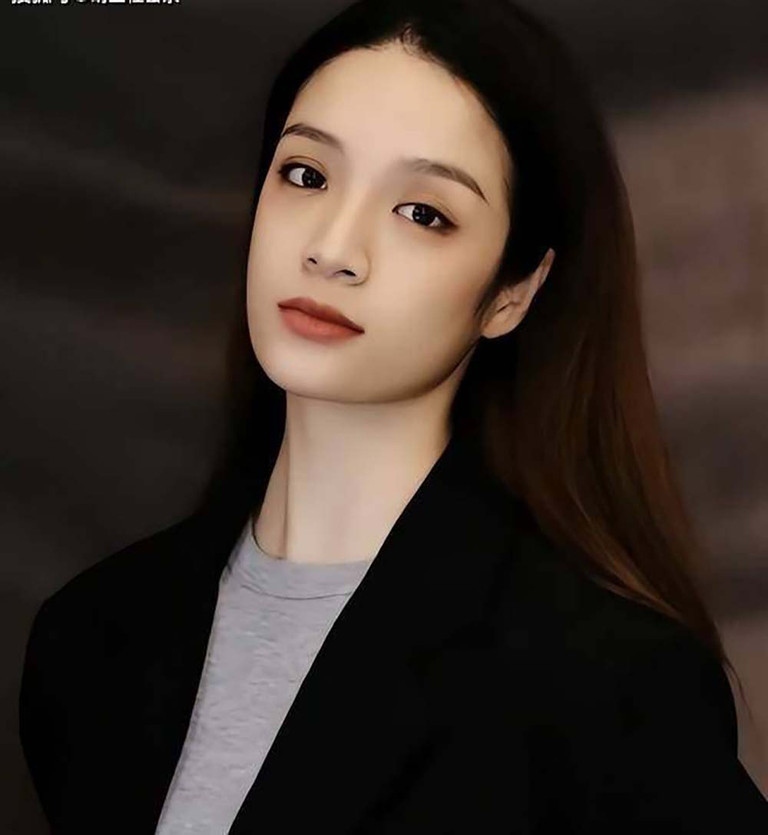 Nữ diễn viên múa Tần Mai bất ngờ qua đời ở tuổi 21 khiến nhiều khán giả sốc nặng. Theo Sohu, Tần Mai qua đời khi đang làm việc trong đoàn phim Gấu trúc khổng lồ.  Đáng chú ý, Tần Mai qua đời vào đúng ngày sinh nhật. Do đó, sự ra đi của cô khiến gia đình, người thân và khán giả xót xa. Về nguyên nhân qua đời, gia đình cho biết Tần Mai thường xuyên nhịn ăn để ép cân giữ dáng, làm việc quá mức dẫn đến kiệt sức. (Nguồn: Vietnamnet)