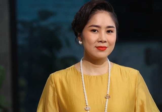 Lần hiếm hoi thử sức với dạng vai phản diện trong phim Bí mật của luật sư, Lê Phương chia sẻ cô khá lo lắng và bị "ngợp" vì nhân vật quá ác.  Lê Phương cho biết khi chia sẻ với ông xã về vai diễn, chính anh là người đã phân tích cho cô hiểu về nhân vật và động viên vợ mạnh dạn nhận vai khi cô có ý định rút lui. (Theo: Thanh niên)