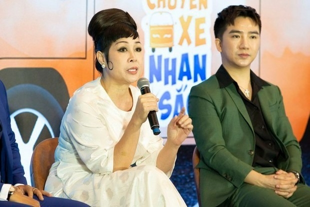 NSND Hồng Vân cho biết cô giảm hơn 10 kg theo lời của bác sĩ. Gần đây, nữ nghệ sĩ bớt nhận show vì tình hình sức khỏe không như xưa. (Theo: Vietnamnet)