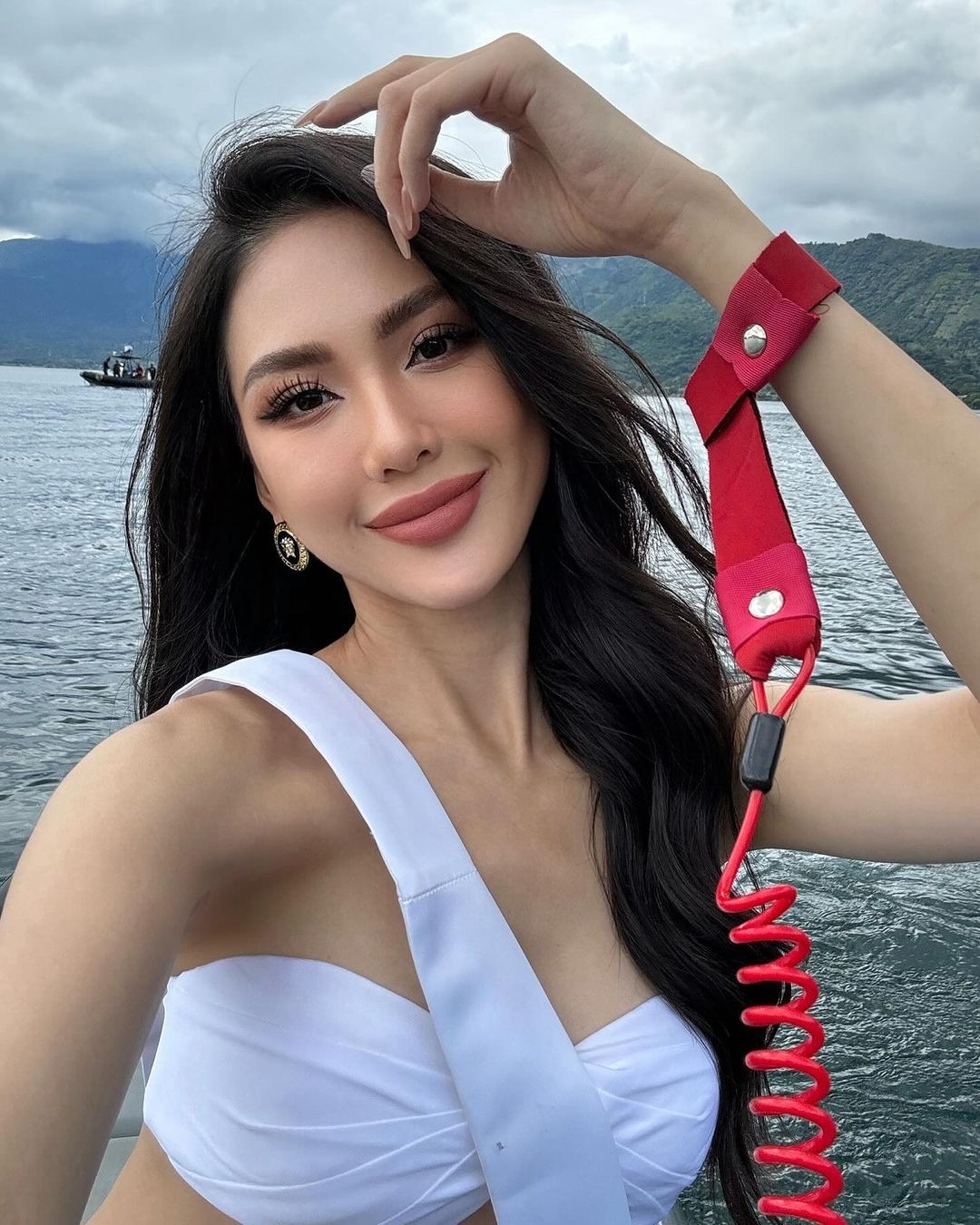 Cuộc thi Hoa hậu Hoàn vũ - Miss Universe 2023 diễn ra gần 1 tuần, đại diện Việt Nam vẫn đầy năng lượng. Người đẹp diện bikini nổi bật, tạo dáng bên chiếc mô tô nước ở El Salvador trong hoạt động chụp hình. (Nguồn: Vietnamnet)