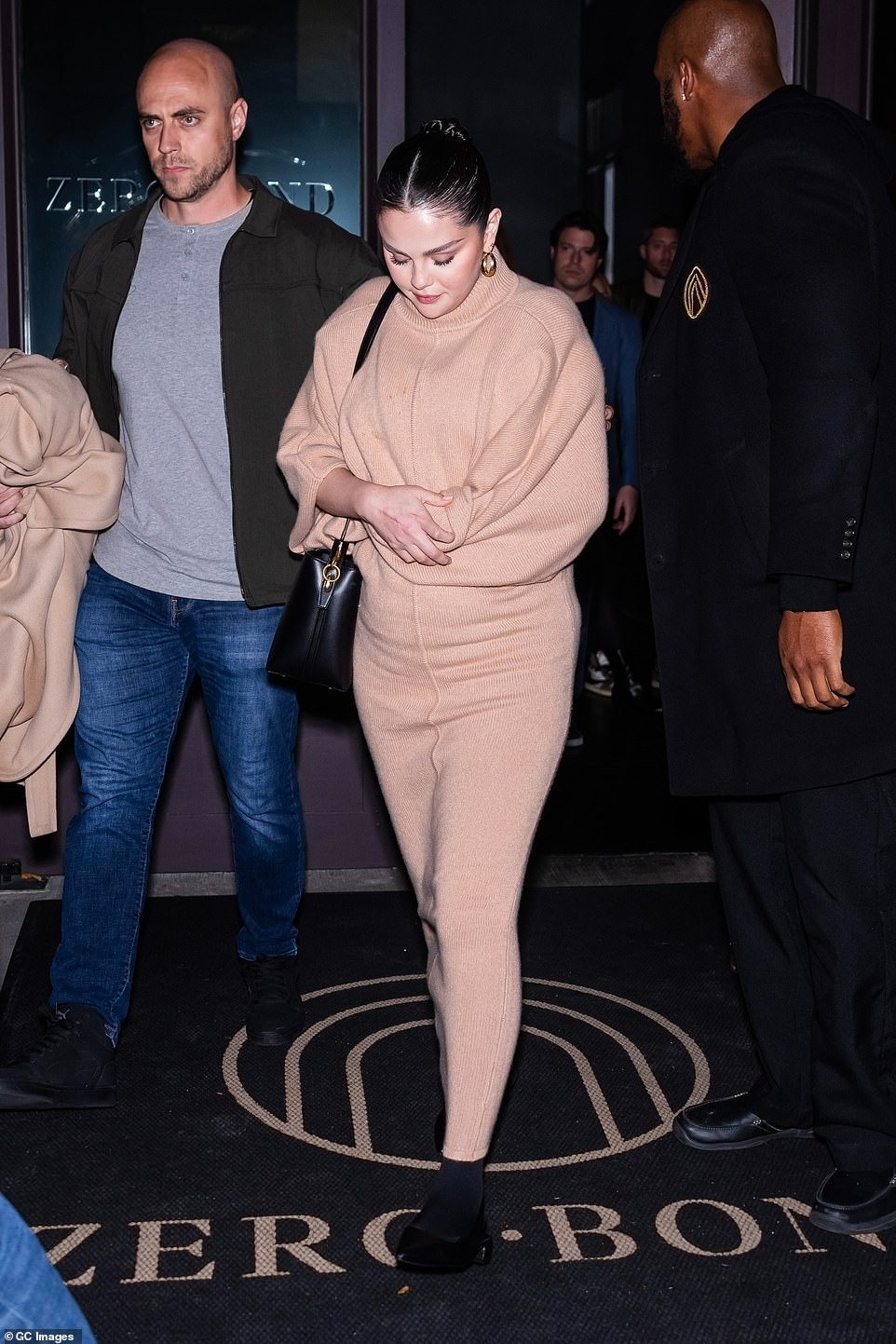 Với 430 triệu người theo dõi trên Instagram, Selena Gomez là người phụ nữ được theo dõi nhiều nhất trên nền tảng này và là người được theo dõi nhiều thứ ba sau các cầu thủ bóng đá Cristiano Ronaldo và Lionel Messi.