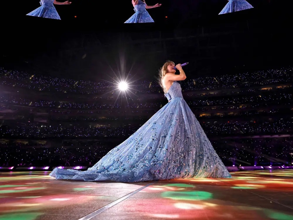 Váy dạ hội "Speak Now" màu xanh lam thực sự để lại nhiều ấn tượng cho người hâm mộ từ màu sắc đến chất liệu và đường nét.