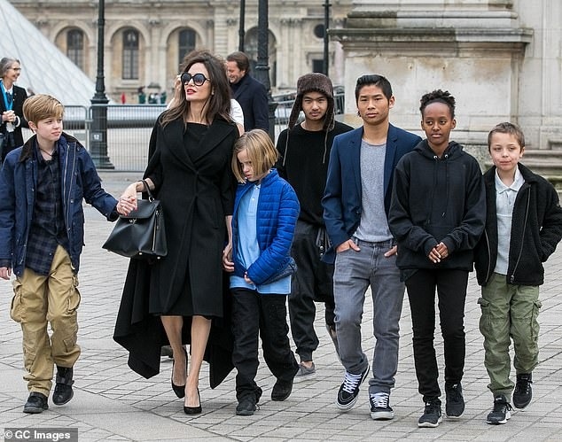 Thời gian gần đây, Brad Pitt vướng tin bị các con Pax Thiên chỉ trích, Zahara bỏ họ bố khỏi tên, Maddox không hồi âm khi tài tử tặng quà sinh nhật. 
