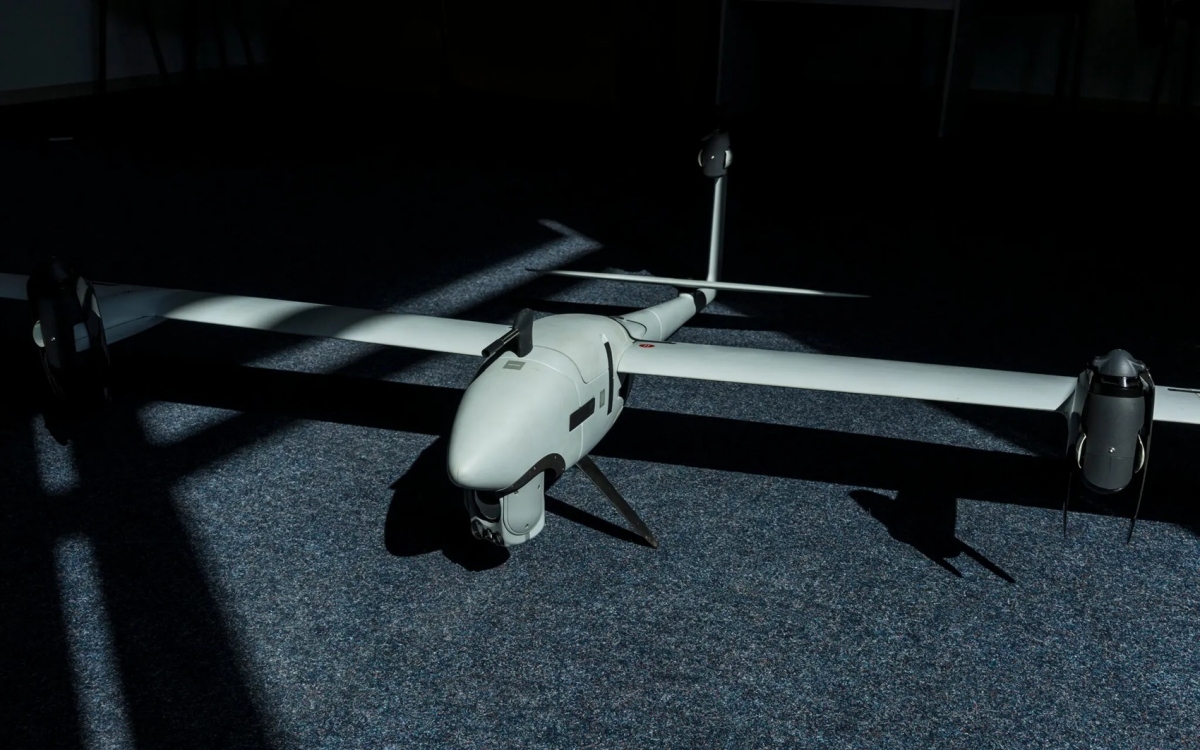 UAV trinh sát Vector của hãng Quantum Systems. Trắc thủ điều khiển UAV này bằng sóng vô tuyến điện. Ảnh: Nytimes.