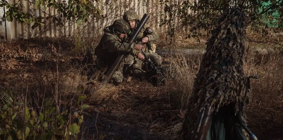 Binh lính Ukraine chuẩn bị khai hỏa về phía Nga bên kia sông Dnipro. Ảnh: Getty
