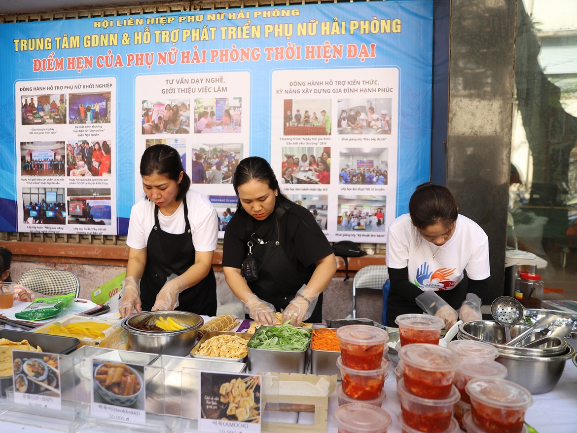 Các món ăn Hàn Quốc được chính các bà mẹ trong các gia đình đa văn hóa Việt - Hàn tại Trung tâm Việt - Hàn (TP Hải Phòng) chung tay chăm sóc chuẩn bị.