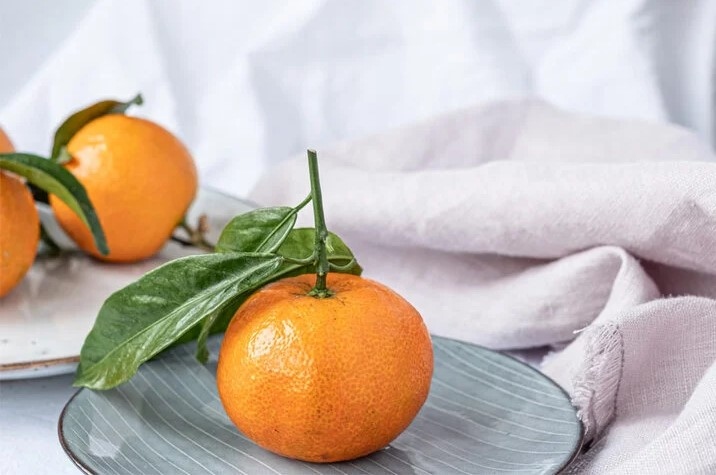 Đặt quả cam đầu giường trước khi ngủ có tác dụng gì? (Ảnh: Unsplash)