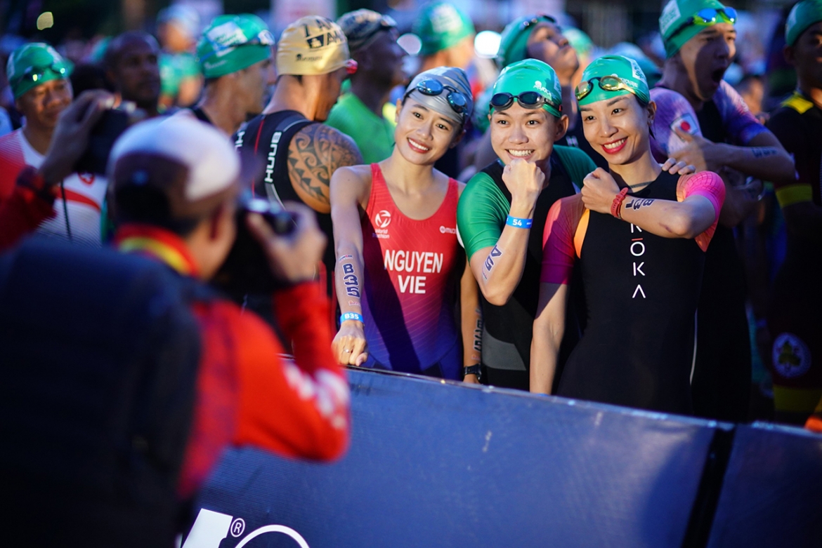 Háo hức khi được trở lại thi đấu IRONMAN 70.3 tại Việt Nam sau 4 năm, VĐV Lâm Túc Ngân (đứng giữa) – VĐV Việt Nam đầu tiên và trẻ nhất chinh phục thành công IRONMAN &amp; IRONMAN 70.3 ở khắp 5 Châu chia sẻ: “Đây có lẽ là lần đầu tiên, người dân Phú Quốc đón chào làn gió mới, du lịch thể thao. Hy vọng rằng, từ sự khởi đầu đầy triển vọng này, ở những năm kế tiếp, giải đấu sẽ ngày càng hoàn thiện và chinh phục bạn bè khắp năm châu”. Ảnh: BIM Group IRONMAN 70.3 Phú Quốc
