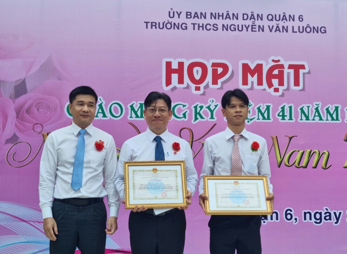 Thay mặt BHXH TP.Hồ Chí Minh, Phó Giám đốc Trần Dũng Hà đã trao tặng Giấy khen tới tập thể Trường THCS Nguyễn Văn Luông, thầy giáo Đinh Phú Cường - Hiệu trưởng của nhà trường