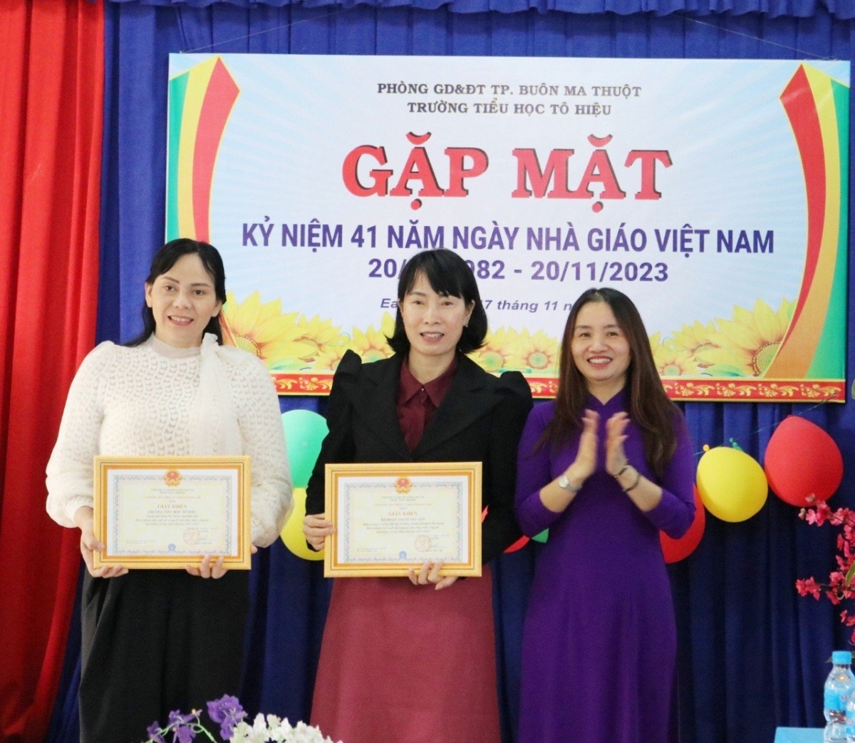 Đại diện lãnh đạo BHXH tỉnh Đắk Lắk trao tặng Giấy khen tặng tập thể Trường Tiểu học Tô Hiệu (TP. Buôn Ma Thuột) và cô giáo Đoàn Thị Tuyết Yến – Hiệu trưởng nhà trường.
