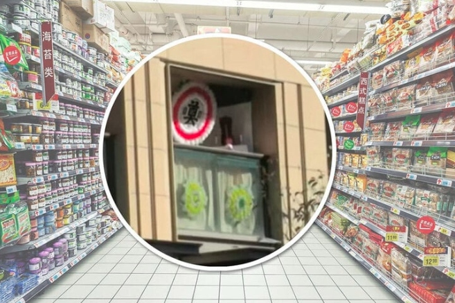 Ban công nhà người đàn ông được trang trí vòng hoa, bia tưởng niệm hệt như nhà tang lễ