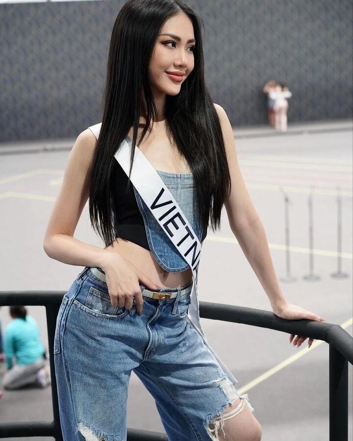 Các thí sinh Miss Universe đang ráo riết tập luyện cho đêm thi bán kết (15/11) và thi trang phục dân tộc (16/11). Ở mỗi buổi tập luyện, đại diện Việt Nam - Bùi Quỳnh Hoa đều chọn những trang phục khỏe khoắn và năng động. Cô cũng so tài catwalk với các ứng cử viên sáng giá trong đó có Hoa hậu Venezuela - Diana Silva. (Nguồn: Vietnamnet)