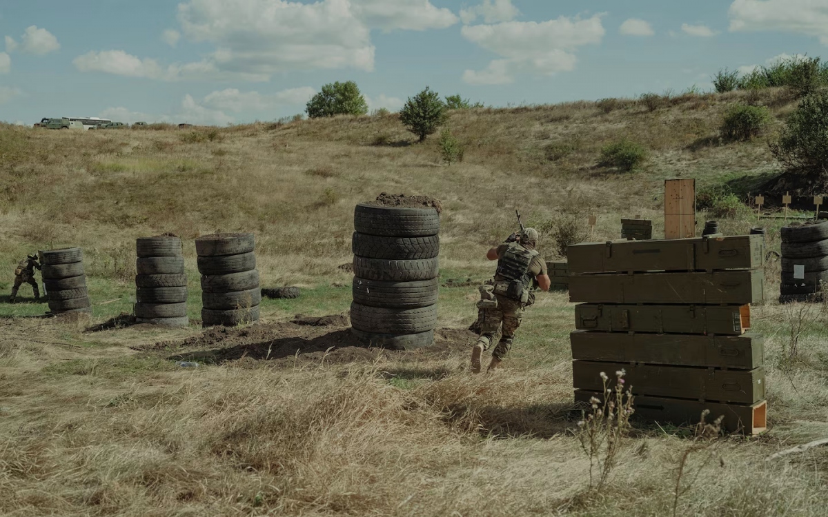 Cảnh sát Ukraine tập luyện quân sự bên lốp ô tô và hộp đạn. Ảnh: Washington Post.