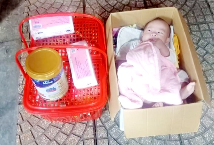 Cháu bé bị bỏ rơi trước cửa nhà dân cùng một số vật dụng cần thiết