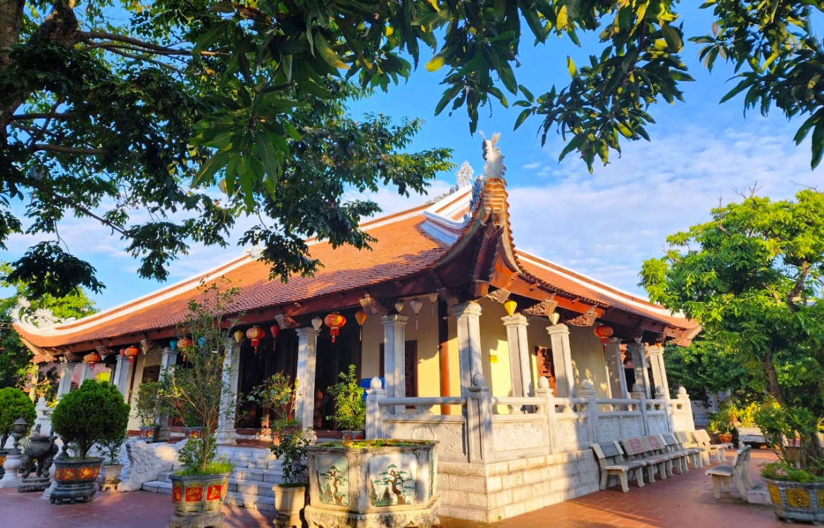 Toà Tam bảo chùa Cung Kiệm