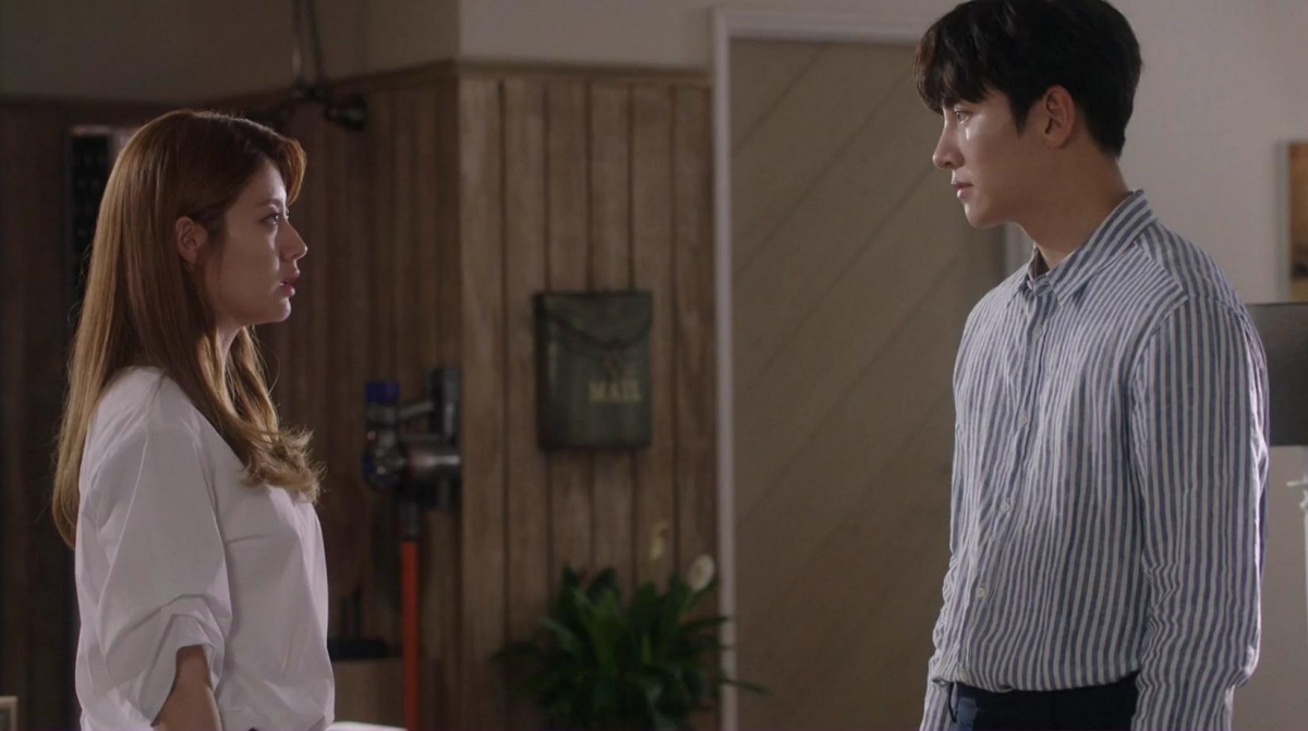 Tôi đã từng nói với vợ về cách ăn mặc của em gái, nhưng vợ tôi chỉ coi đó là chuyện trẻ con. (Ảnh minh họa)