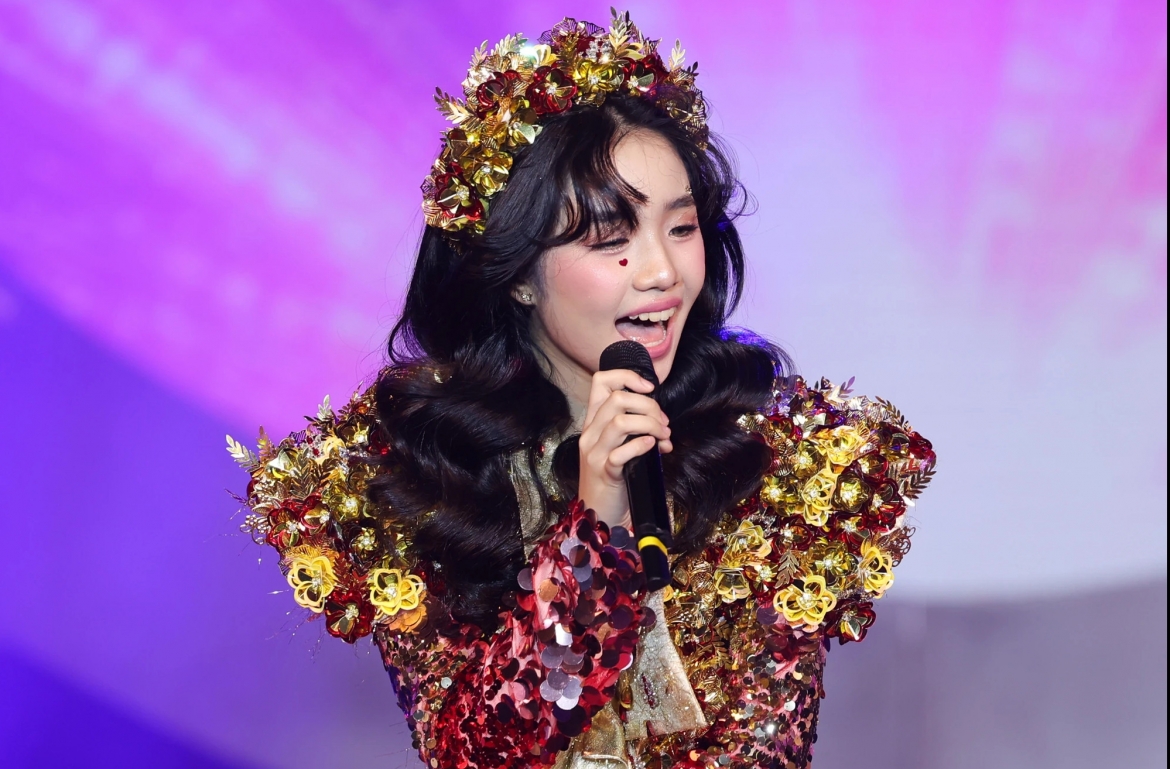 Izara Hoàng Thiên Nga vừa tổ chức liveshow đón tuổi 14 với sự góp mặt của cha nuôi là ca sĩ Bằng Kiều. Từ sự cảm mến đó mà giọng ca "Trái tim bên lề" quyết định nhận Izara Hoàng Thiên Nga làm con gái nuôi. “Bằng Kiều chỉ có 3 con trai nên thích có một cô con gái. Vì lẽ đó, tôi nhận Thiên Nga làm con gái nuôi. Tôi cũng thường xuyên thăm hỏi và trao đổi với con qua tin nhắn hay gọi điện thoại. Mỗi dịp tôi về nước, hai bố con đưa nhau đi chơi, ăn uống”, nam ca sĩ cho biết. (Nguồn: Thanhnien)