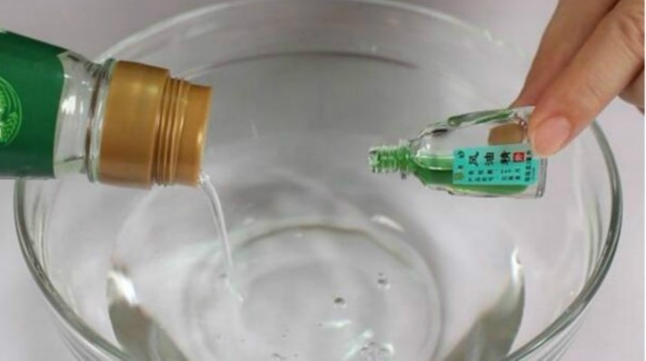 Hỗn hợp giấm trắng dầu gió giúp bạn xử lý được nhiều vấn đề khó nhằn. (Nguồn: Sohu)