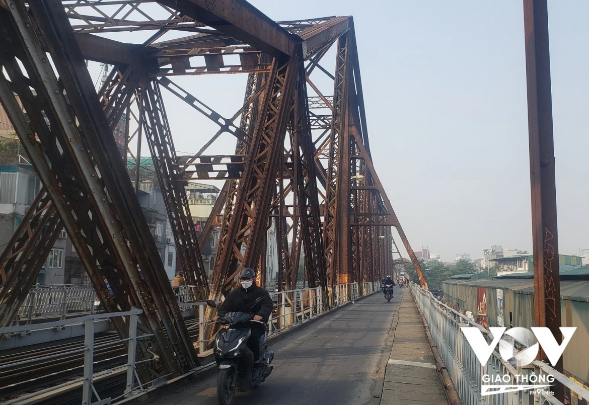Hà Nội của chúng ta được ưu ái bao bọc trong dòng chảy của những con sông lớn, và mỗi cây cầu kết nối đôi bờ là điểm nhấn ghi dấu sự trưởng thành, phát triển của cả thành phố
