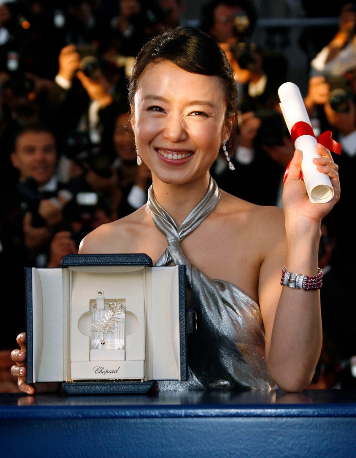 Jeon Do Yeon ẵm giải Nữ diễn viên chính xuất sắc nhất cho vai diễn trong phim Secret Sunshine của Lee Chang Dong tại Liên hoan phim Cannes lần thứ 60 năm 2007. Ảnh: Reuters