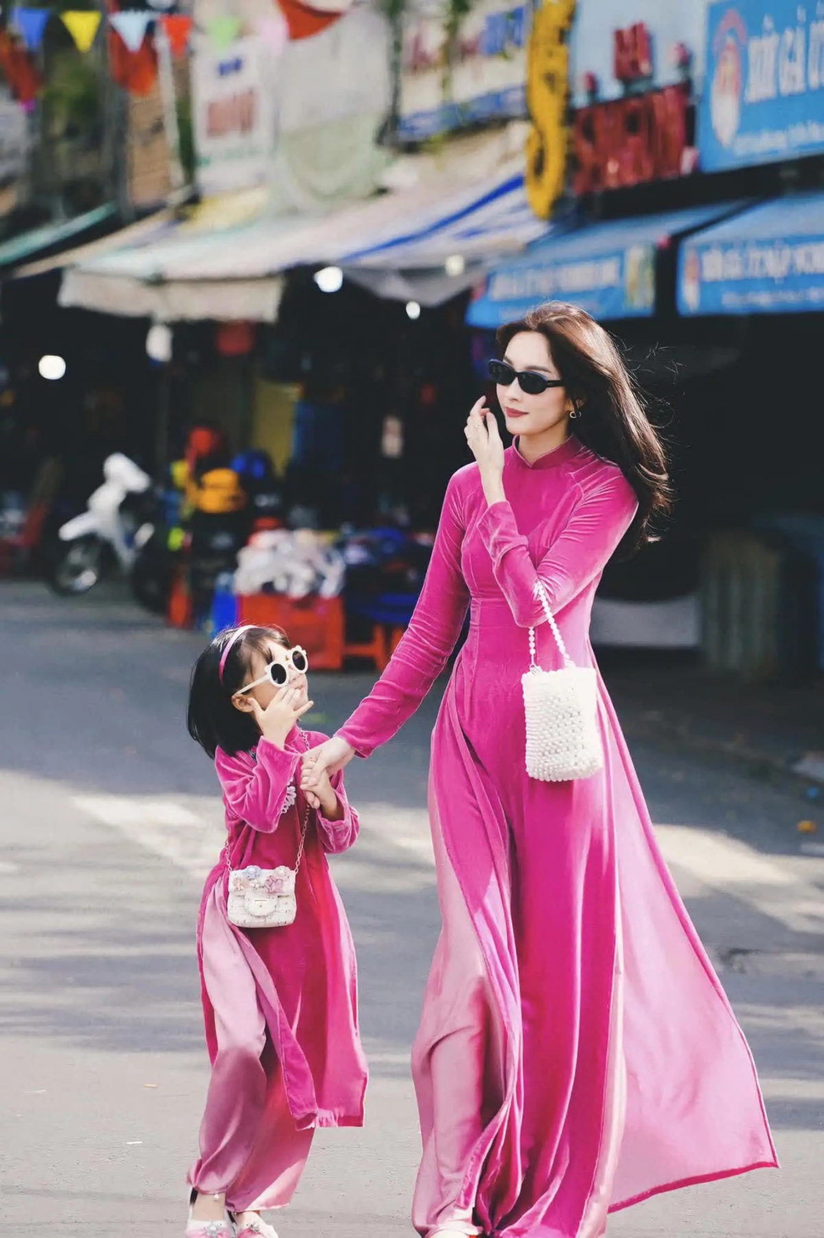 Sau đám cưới, hoa hậu rút khỏi các hoạt động giải trí để chăm lo gia đình. Thời gian đầu, mỹ nhân kín tiếng về đời tư do muốn có sự yên bình. Khi các con bắt đầu lớn, Đặng Thu Thảo thoải mái hơn trong việc công khai hình ảnh, cập nhật hoạt động thường ngày.