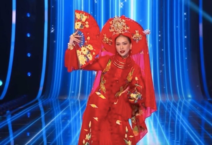 Bùi Quỳnh Hoa gây ấn tượng khi thể hiện những động tác múa, hầu đồng đẹp mắt. 