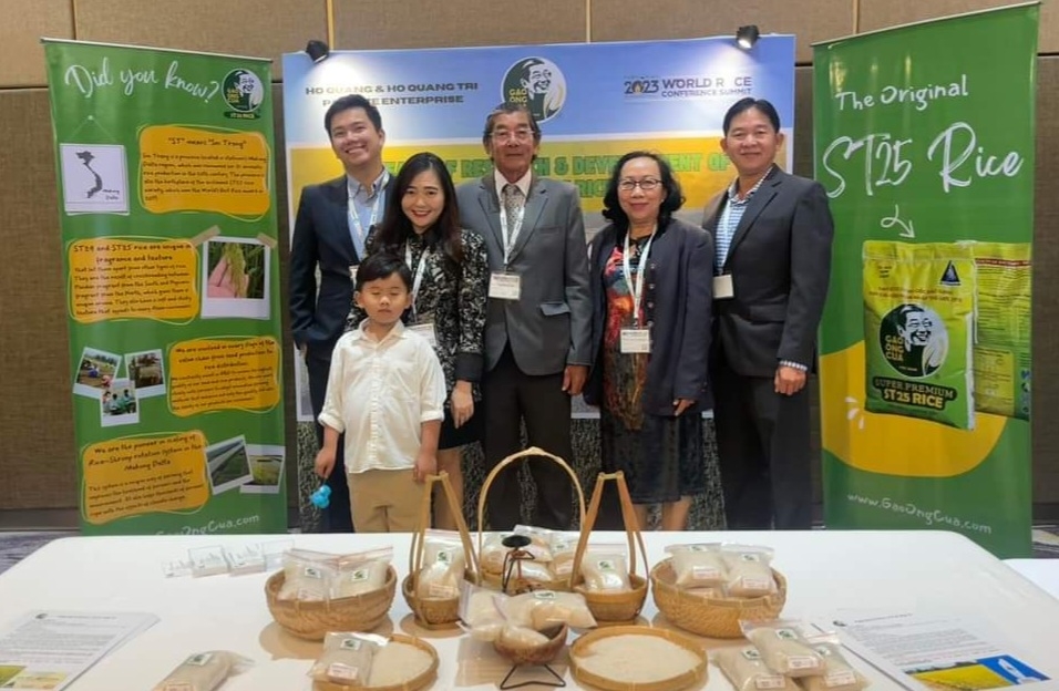 Gian hàng gạo của ông Hồ Quang Cua tại Hội nghị Thương mại Lúa gạo toàn cầu do The Rice Trader tổ chức tại Philippines trưa ngày 30/11 (Ảnh Gạo Ông Cua)