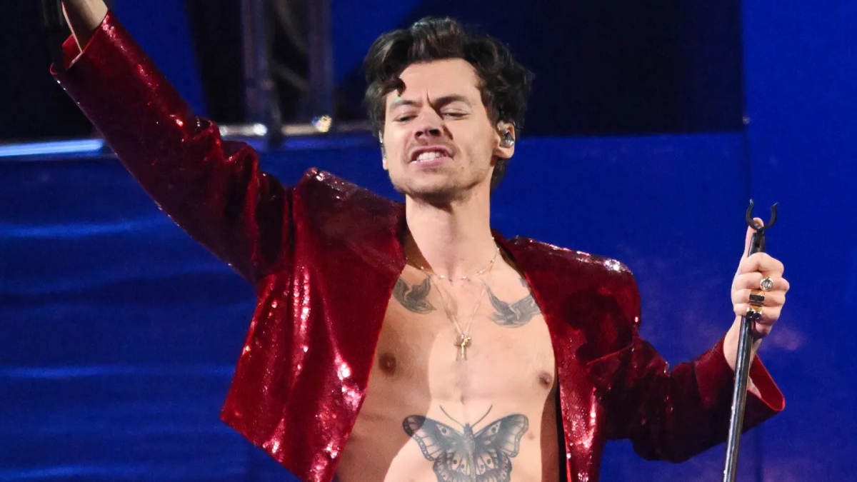 Harry Styles đã bị một vật thể lạ đâm vào khi đang biểu diễn trên sân khấu ở Vienna