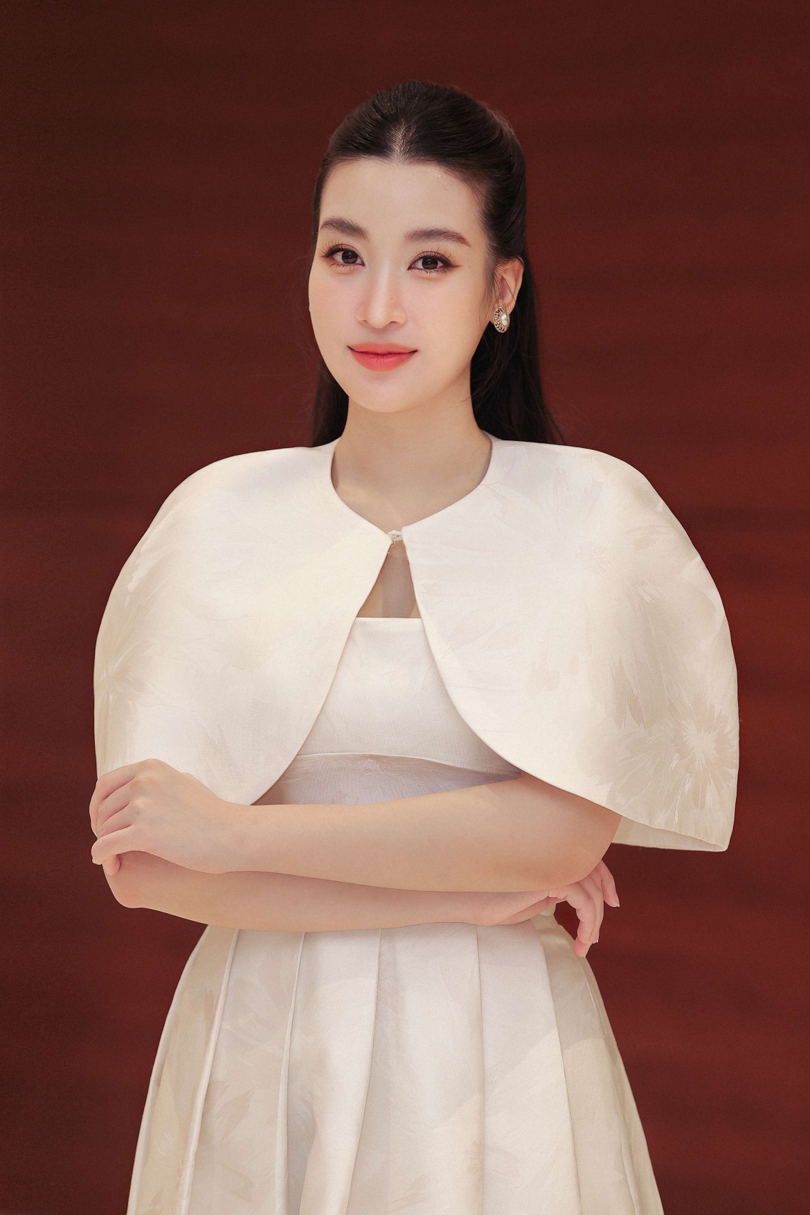 Sau sinh, Hoa hậu Việt Nam 2016 được khen xinh đẹp, rạng rỡ và có sức hút không kém thời còn son.