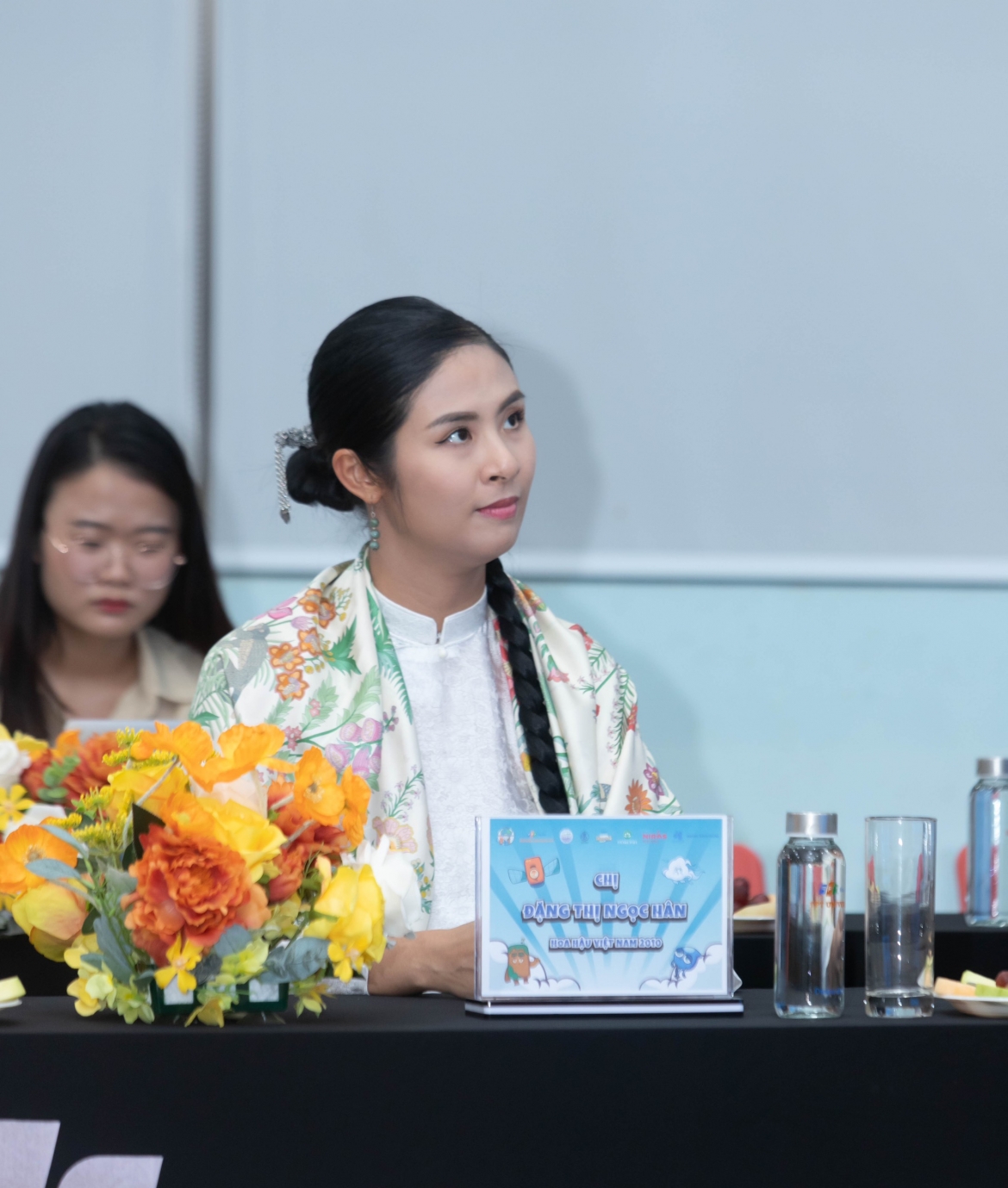 Đến với một hoạt động của sinh viên, Ngọc Hân chọn trang phục áo dài dáng suông giản dị cùng chiếc khăn choàng họa tiết hoa lá thiên nhiên