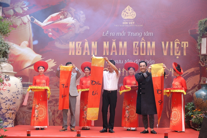 Cắt băng ra mắt trung tâm